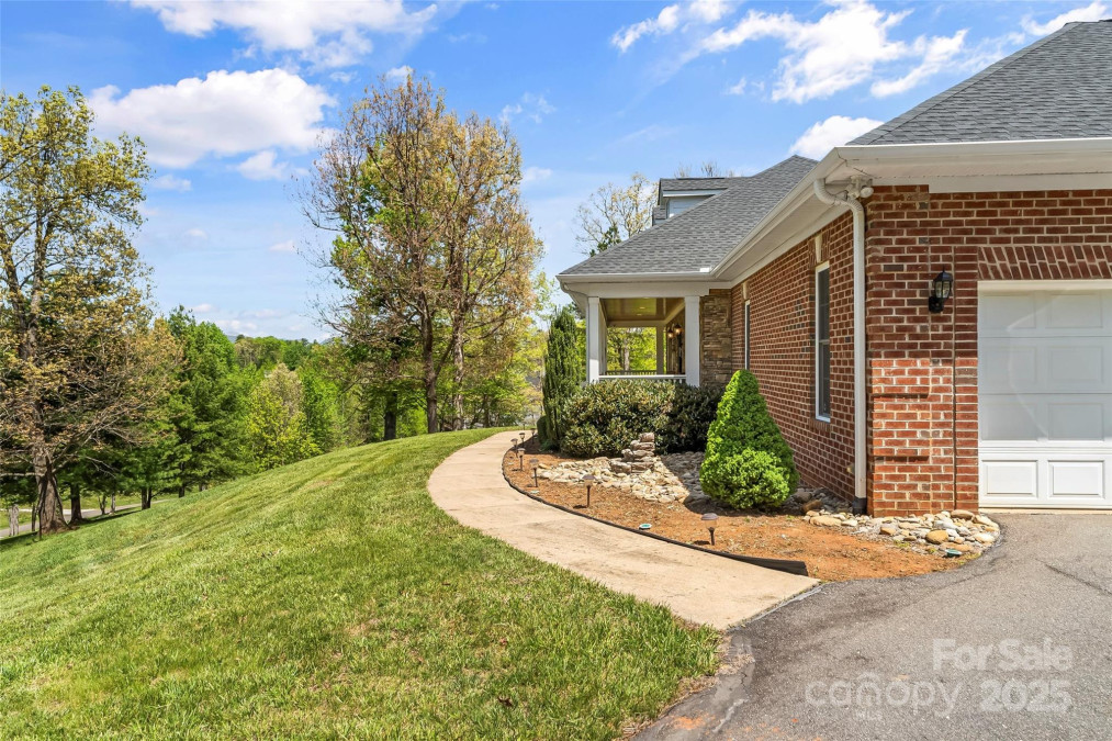 26 Willie Ln Weaverville, NC 28787