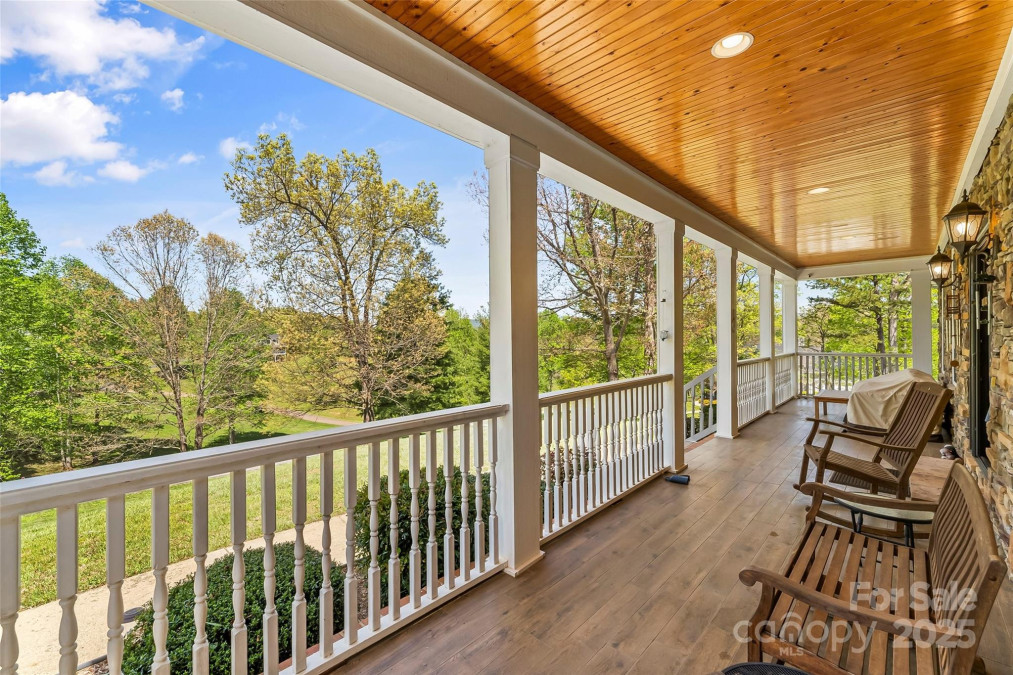 26 Willie Ln Weaverville, NC 28787