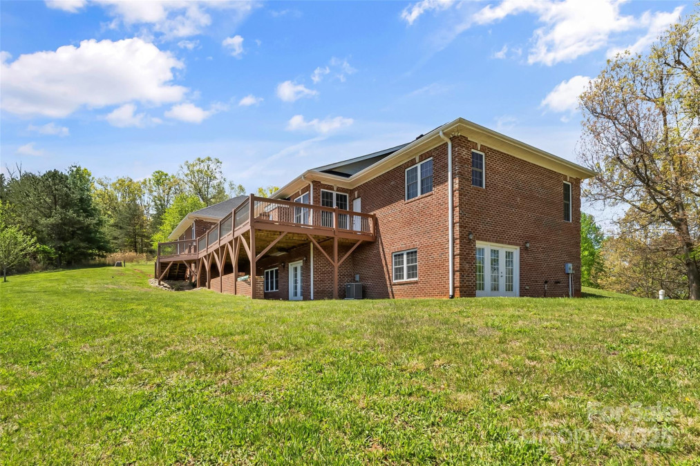 26 Willie Ln Weaverville, NC 28787