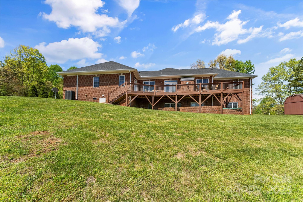 26 Willie Ln Weaverville, NC 28787