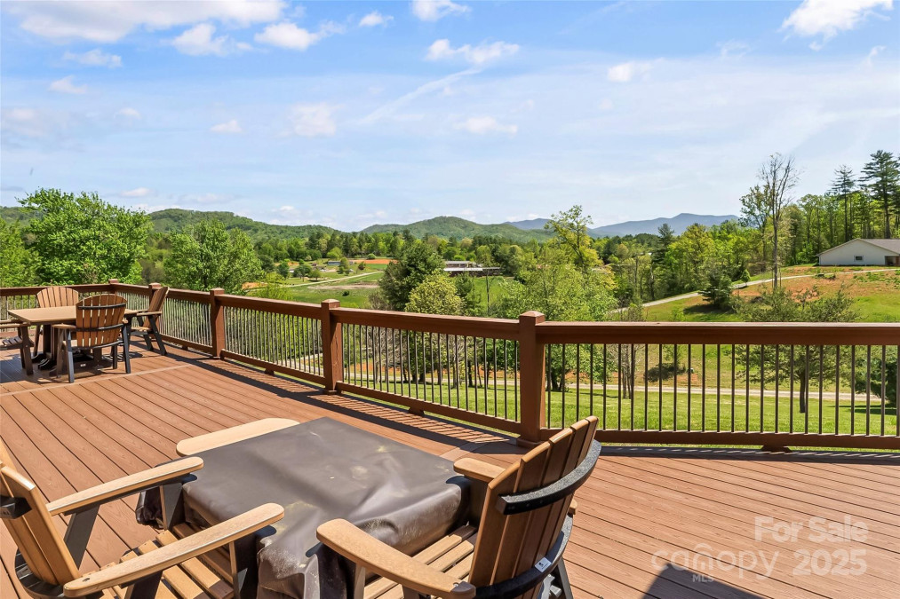 26 Willie Ln Weaverville, NC 28787