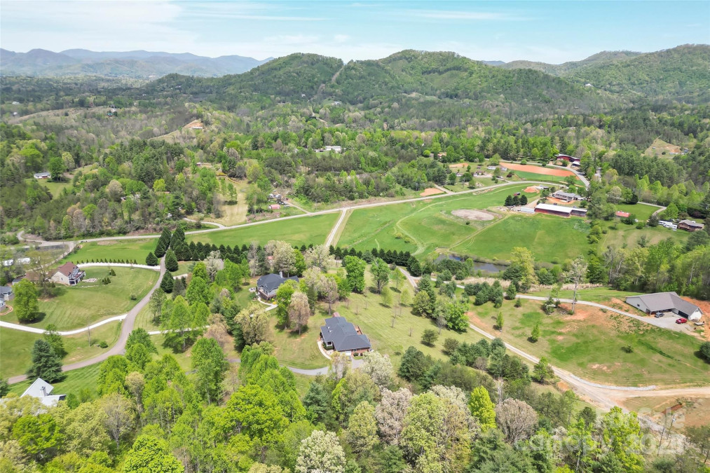 26 Willie Ln Weaverville, NC 28787