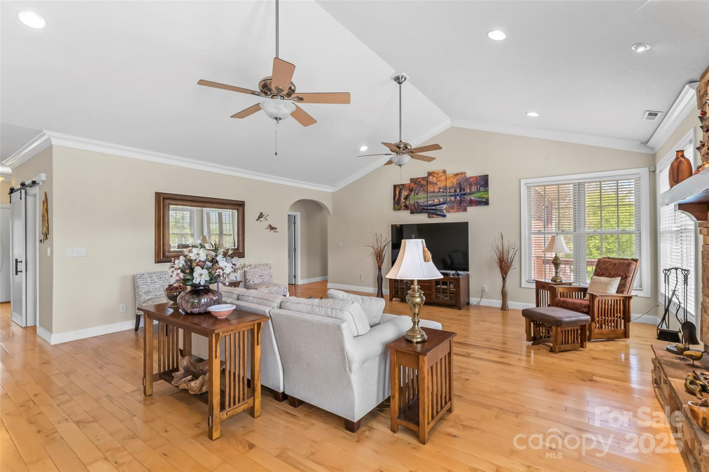 26 Willie Ln Weaverville, NC 28787