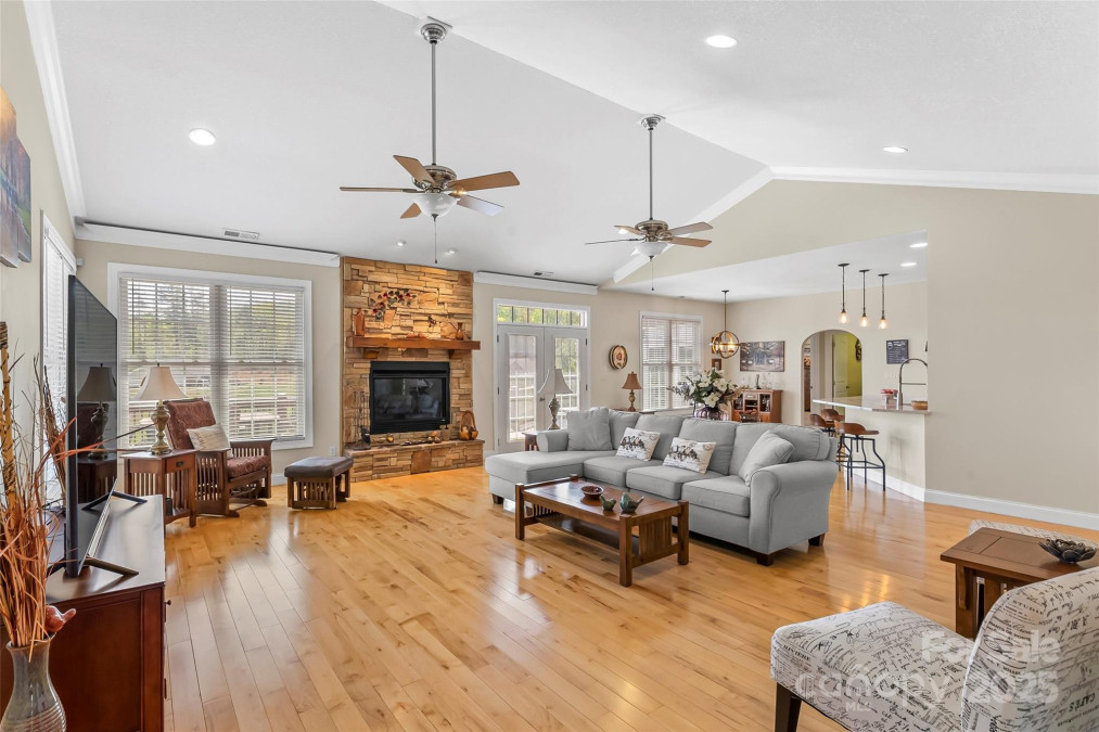 26 Willie Ln Weaverville, NC 28787