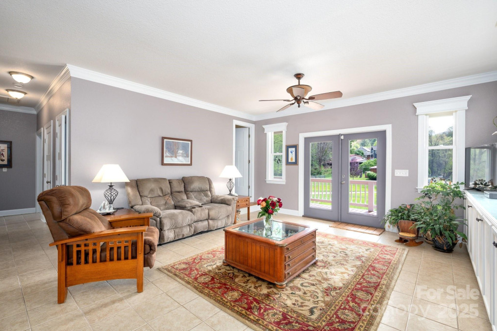 85 Laurel Cove Rd Candler, NC 28715