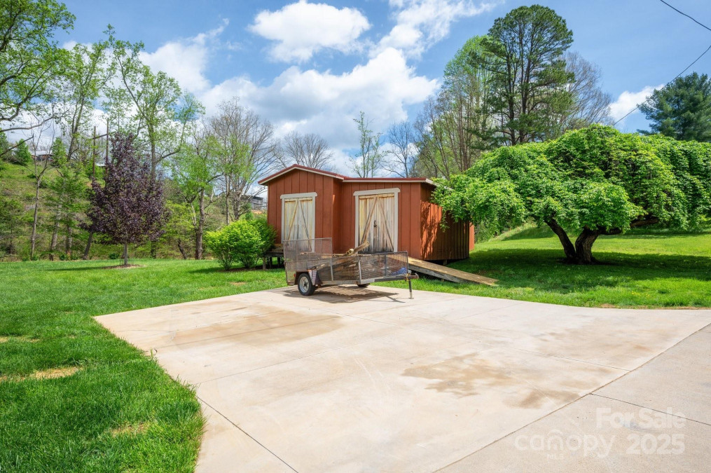 85 Laurel Cove Rd Candler, NC 28715