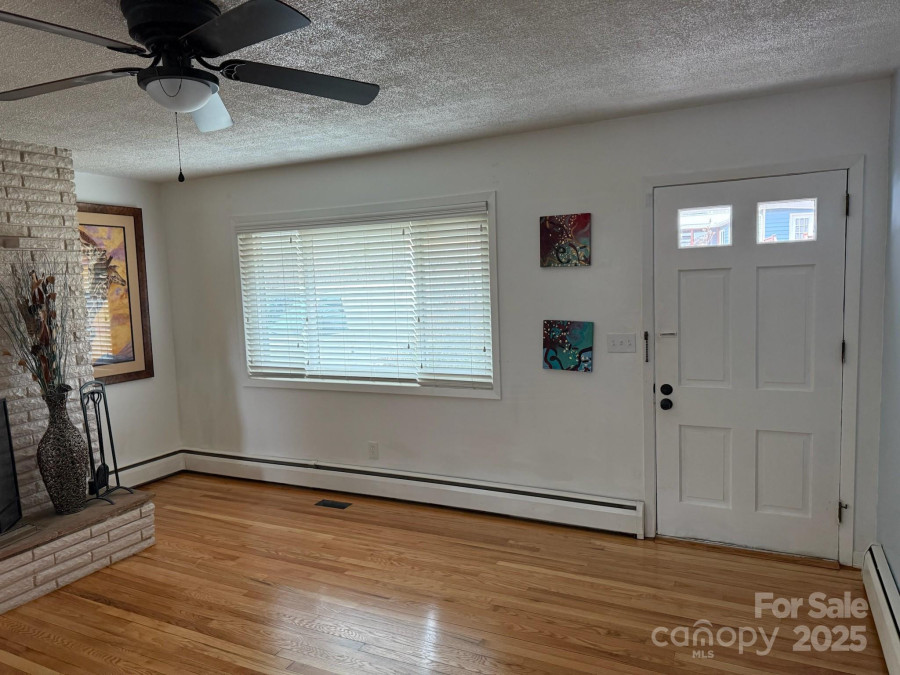 34 Hillpark Dr Hendersonville, NC 28739