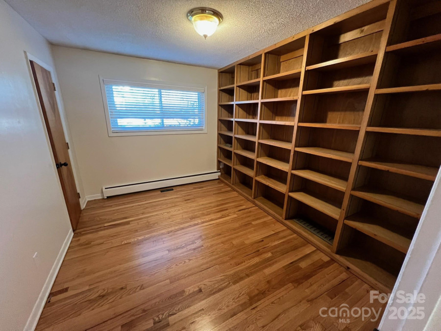 34 Hillpark Dr Hendersonville, NC 28739
