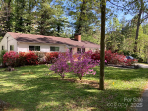 34 Hillpark Dr Hendersonville, NC 28739