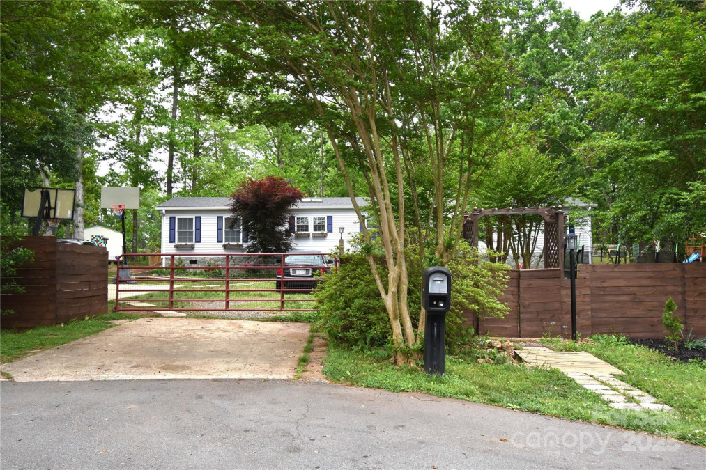 4333 Greenbriar Dr Hickory, NC 28602