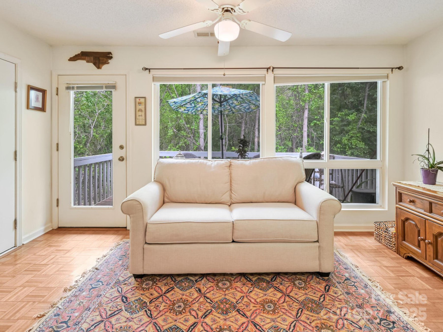 1202 Hyde Park Dr Asheville, NC 28806