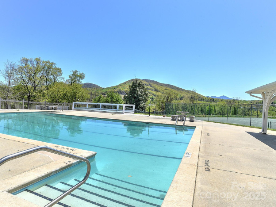 1202 Hyde Park Dr Asheville, NC 28806
