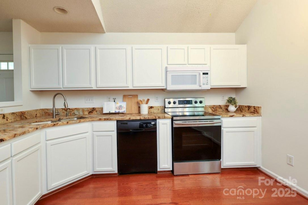 8233 Christmas Ct Charlotte, NC 28216