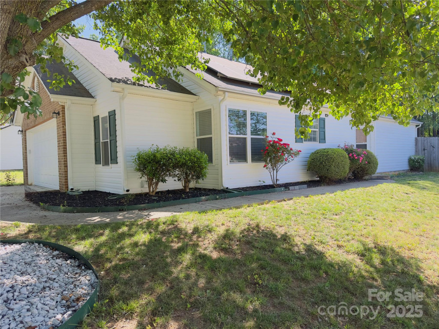 8027 Bristle Ln Charlotte, NC 28214