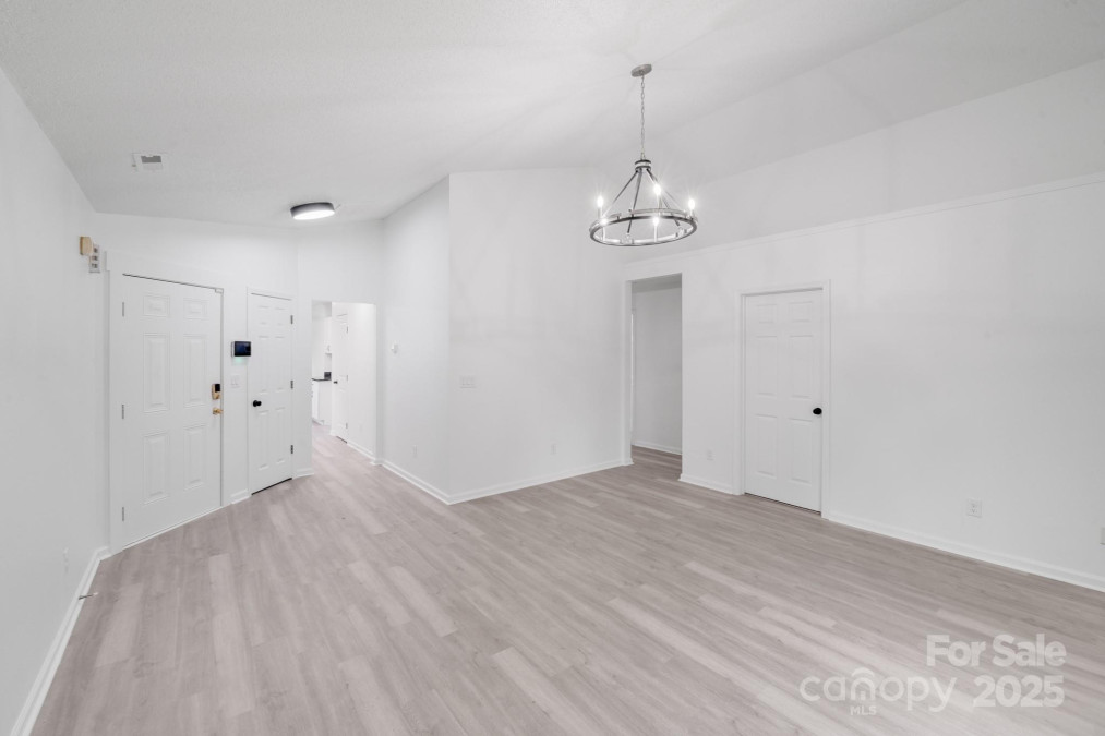 8027 Bristle Ln Charlotte, NC 28214