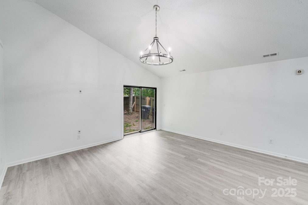 8027 Bristle Ln Charlotte, NC 28214