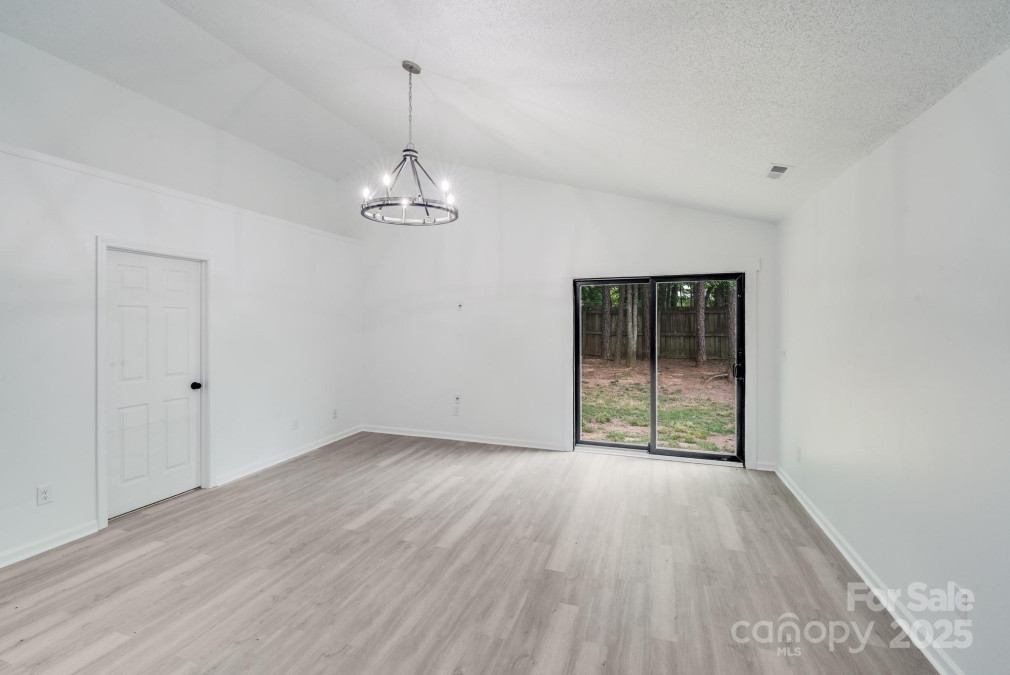8027 Bristle Ln Charlotte, NC 28214