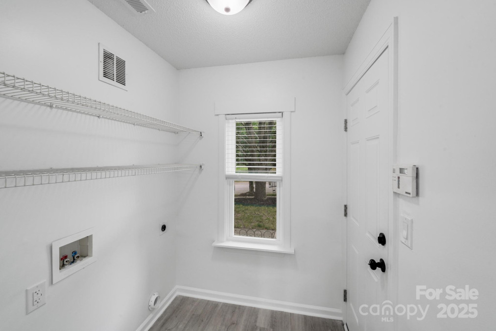 8027 Bristle Ln Charlotte, NC 28214