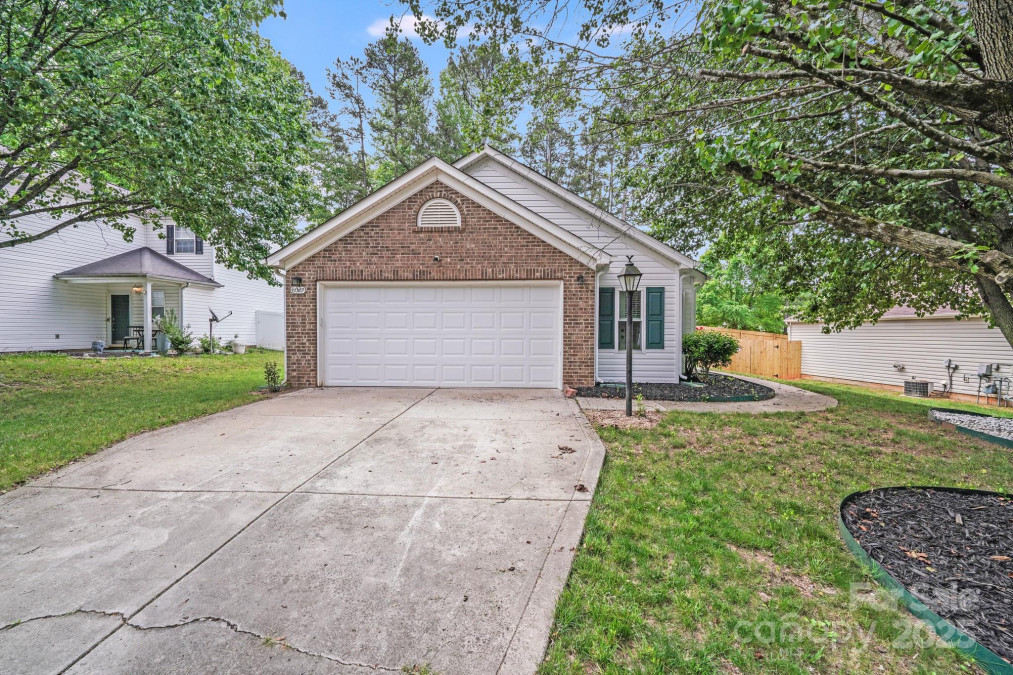 8027 Bristle Ln Charlotte, NC 28214