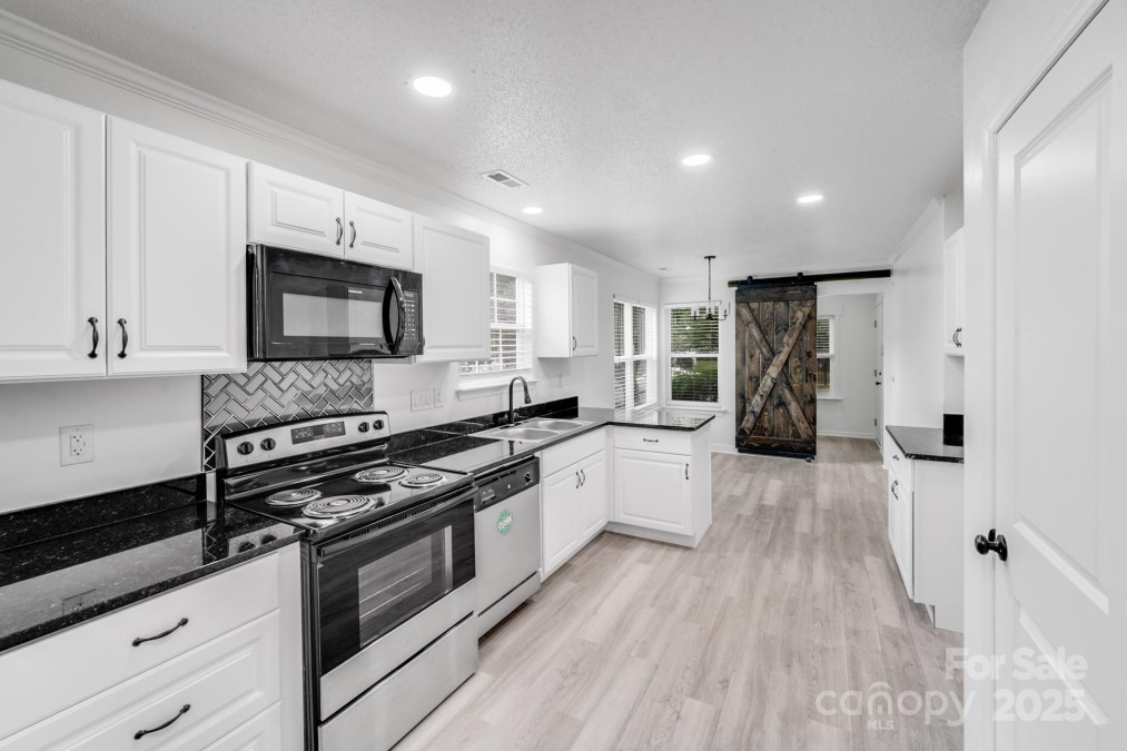 8027 Bristle Ln Charlotte, NC 28214
