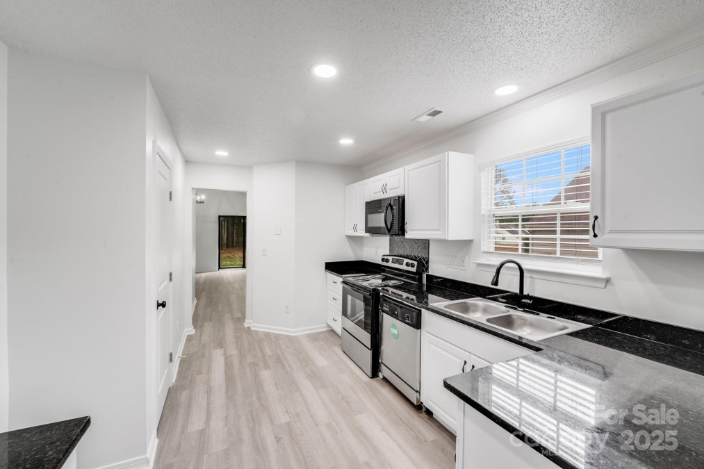 8027 Bristle Ln Charlotte, NC 28214