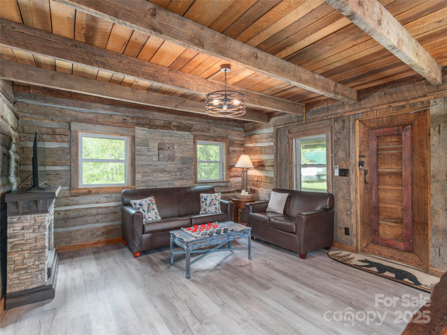 9386 Cruso Rd Canton, NC 28716