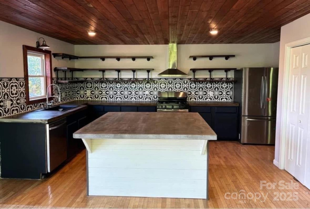 2521 Double Island Rd Green Mountain, NC 28740