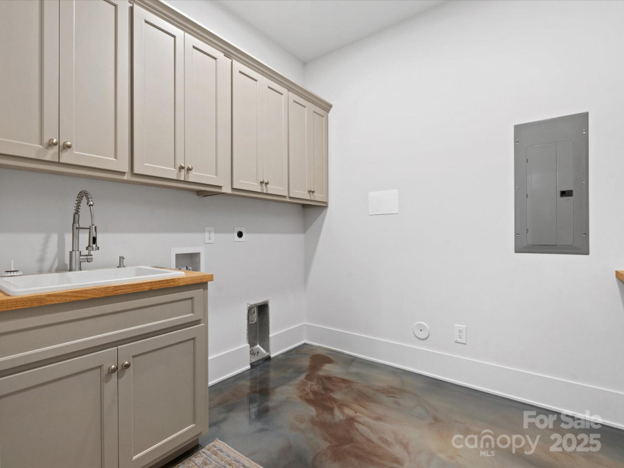 8044 Edgewater Dr Norwood, NC 28128