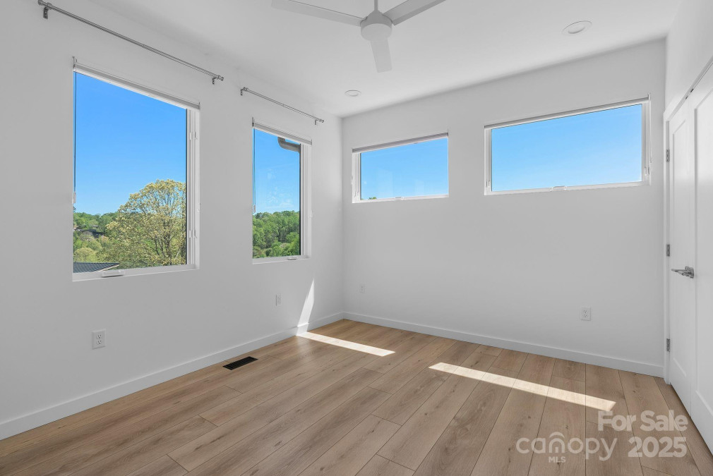 302 Broad Vista Ln Asheville, NC 28804