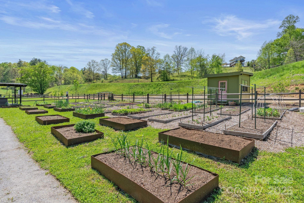 302 Broad Vista Ln Asheville, NC 28804