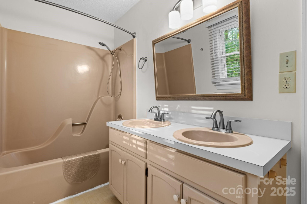 1026 Wellington Ct Lenoir, NC 28645