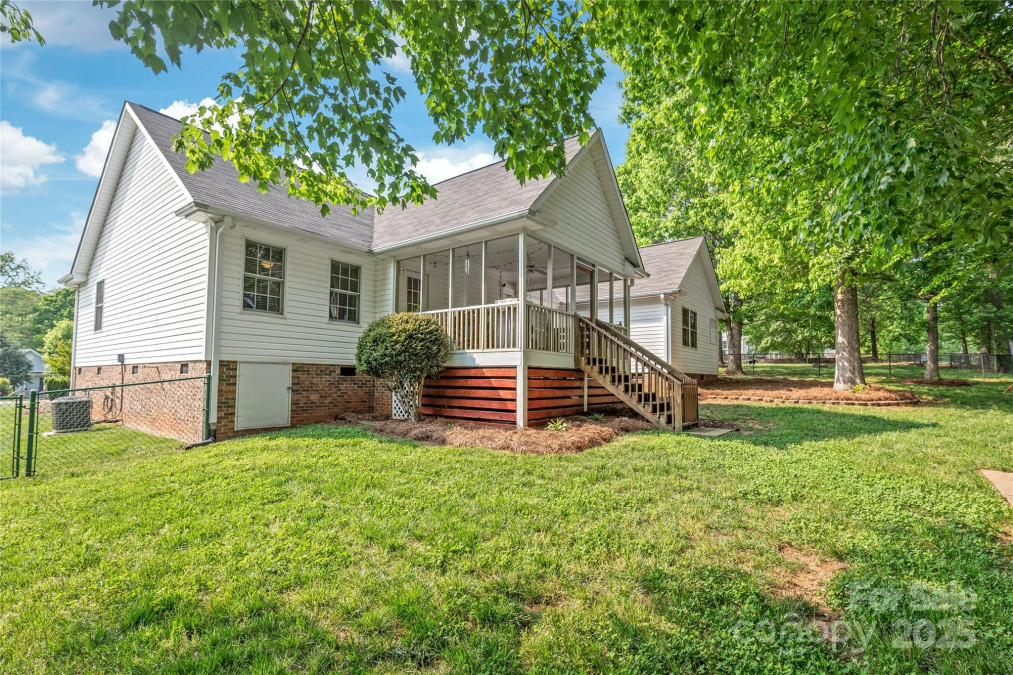1542 Crowders Woods Dr Gastonia, NC 28052