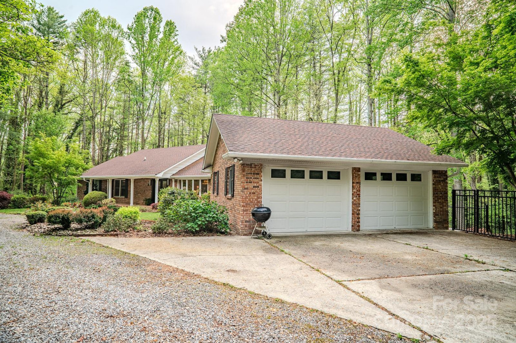 290 Tranquility Pl Hendersonville, NC 28739