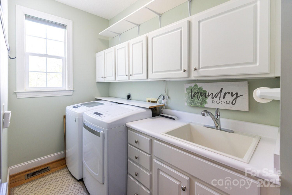 127 Poppy Ln Asheville, NC 28803
