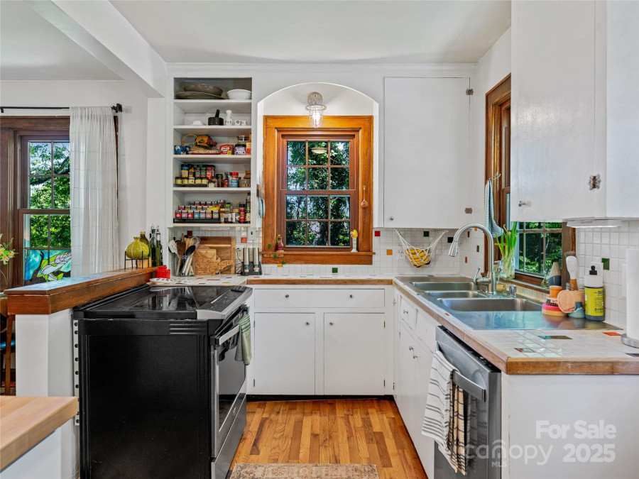 15 Pine Grove Ave Asheville, NC 28801