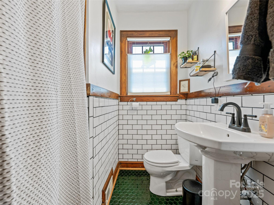 15 Pine Grove Ave Asheville, NC 28801
