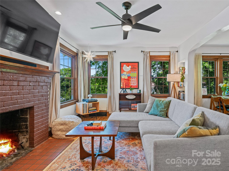 15 Pine Grove Ave Asheville, NC 28801