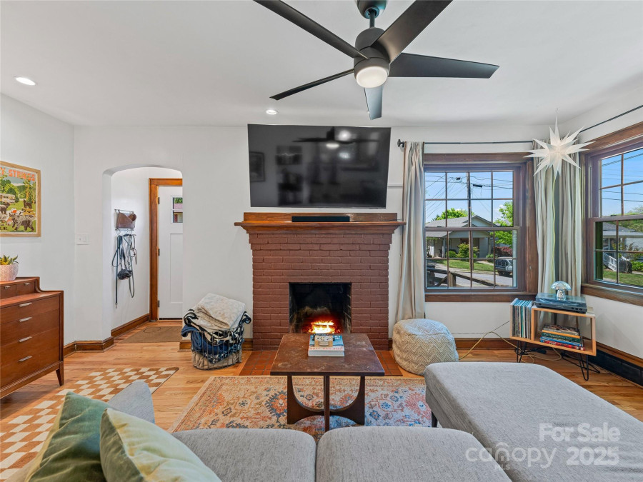 15 Pine Grove Ave Asheville, NC 28801