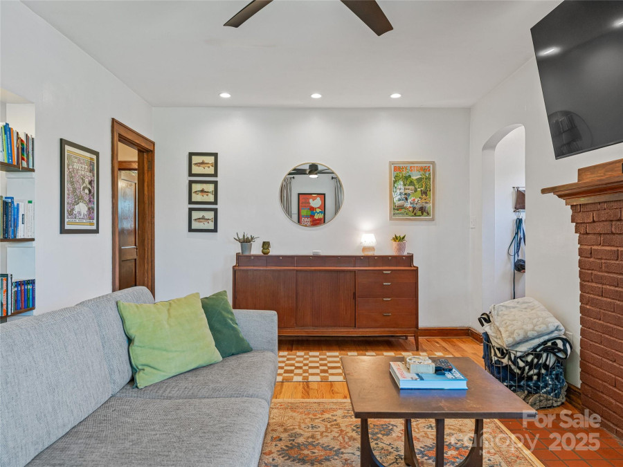 15 Pine Grove Ave Asheville, NC 28801