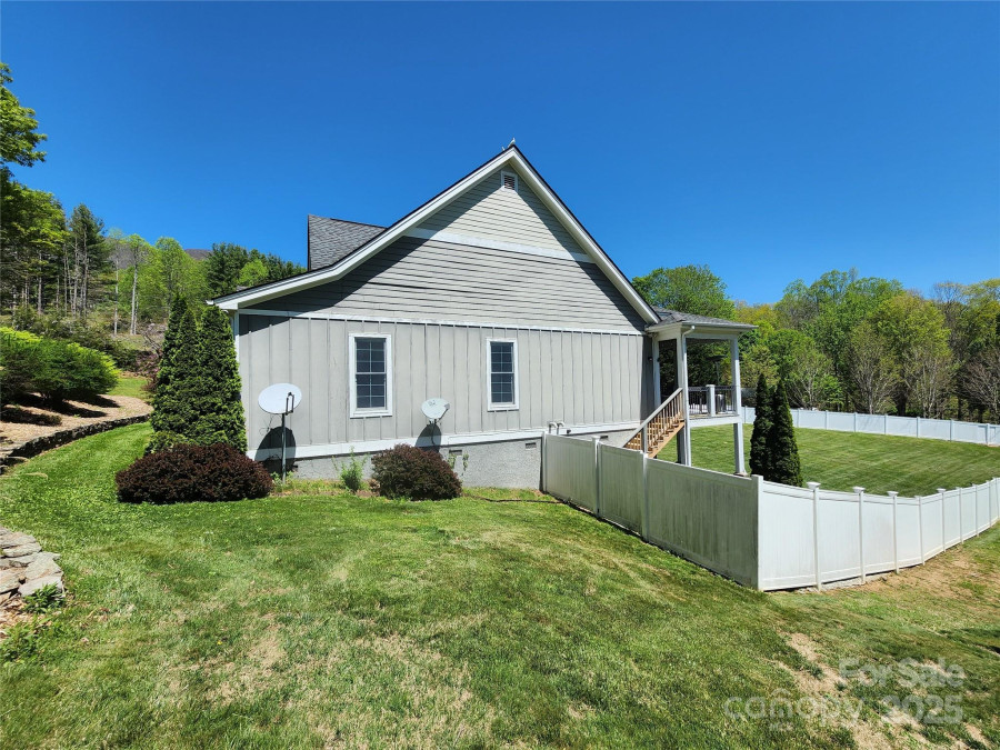 521 Hobson Rd Bakersville, NC 28705