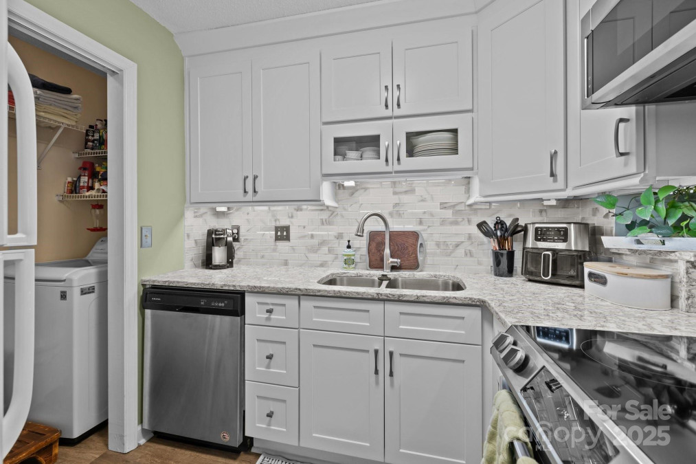 1608 Sharon Rd Charlotte, NC 28210