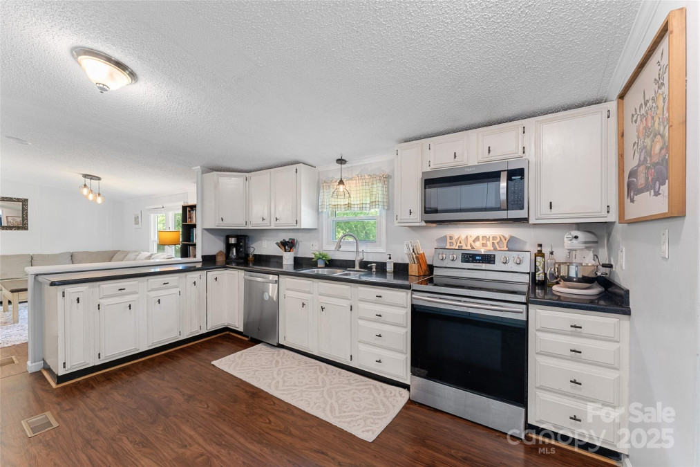 9 Ruby Dr Hendersonville, NC 28792