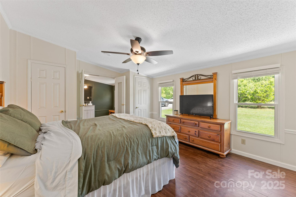 9 Ruby Dr Hendersonville, NC 28792