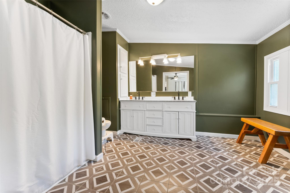 9 Ruby Dr Hendersonville, NC 28792