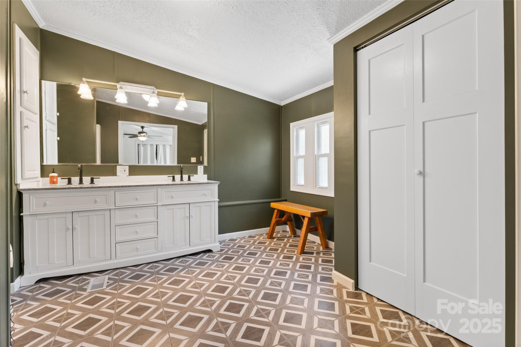 9 Ruby Dr Hendersonville, NC 28792