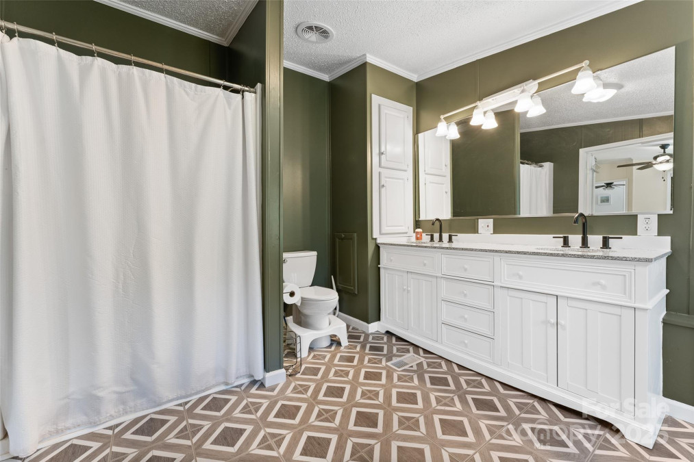 9 Ruby Dr Hendersonville, NC 28792
