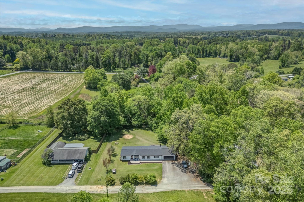 9 Ruby Dr Hendersonville, NC 28792