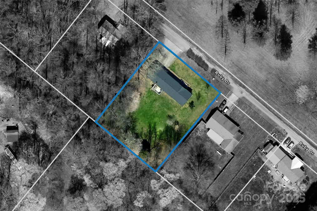 9 Ruby Dr Hendersonville, NC 28792