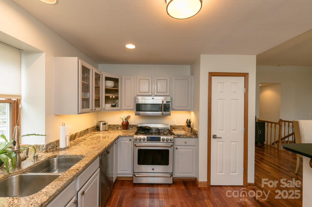 220 Stoney Falls Loop Burnsville, NC 28714