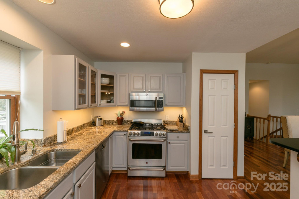 220 Stoney Falls Loop Burnsville, NC 28714